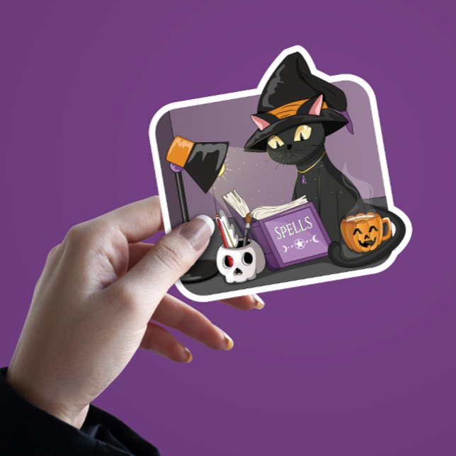 Pegatina Libro mágico de la lectura de espeleología de gato (Black Cat Reading a Spell Book Halloween Graphic)