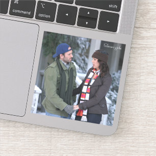 Pegatina Lorelai y Luke sosteniendo manos en la nieve