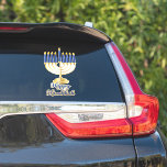 Pegatina Menorah con luces Feliz Hanukkah<br><div class="desc">Ideal para celebrar la temporada de Hanukkah,  este diseño presenta nuestro gráfico vectorial de menorah original con caligrafía de texto de guión,  saludo "Happy Hanukkah". Diseño compuesto por Holiday Hearts Designs (derechos reservados).</div>