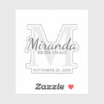 Pegatina Monograma y nombre de la dama de honor personaliza<br><div class="desc">Los regalos personalizados de Bridesmaids presentan el nombre personalizado de la dama de honor en estilo de tipo de letra gris clásico y monograma en estilo de fuente serif gris claro clásico como fondo con título y fecha boda en estilo de tipo de letra serif gris clásico. También es perfecto...</div>