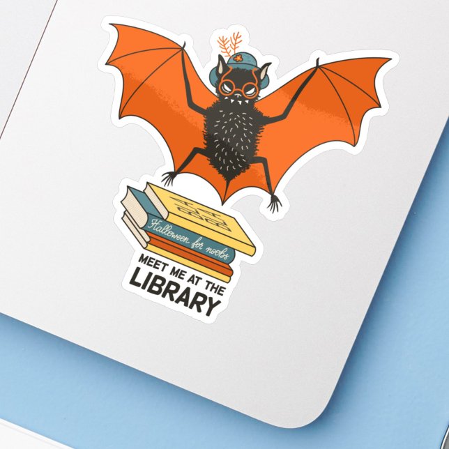 Pegatina Murciélago Lector | Bibliotecaria Caprichosa con L (sticker of a cute cartoon bat with eyeglasses and hat flying over books on a laptop, close up)