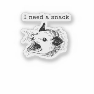 Pegatina Necesito un Snack – Diseño de Meme de Zarigüeya Lo