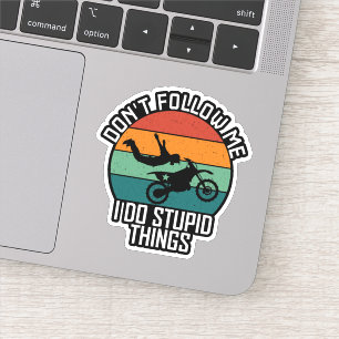 Pegatina No me sigas hago cosas estúpidas moto Guay