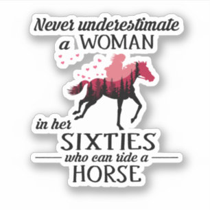 Pegatina Nunca Subestimes A Una Mujer En Caballo En Sesenta