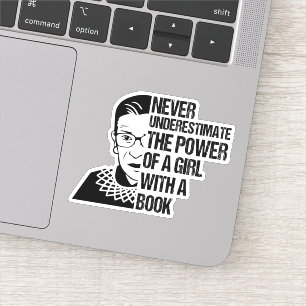 Pegatina Nunca subestimes el poder de un Chica con libro