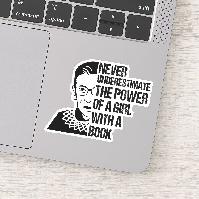 Pegatina Nunca subestimes el poder de un Chica con libro (Detalle)