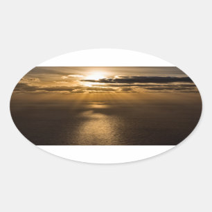 Pegatina Ovalada Amanecer por encima del océano Atlántico