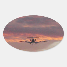 Pegatina Ovalada Avión Comercial Aterrizando Al Atardecer