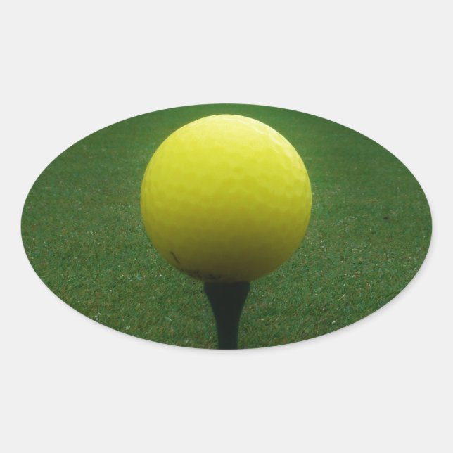 Pegatina Ovalada Bola de golf amarilla en un campo de golf de monta (Anverso)