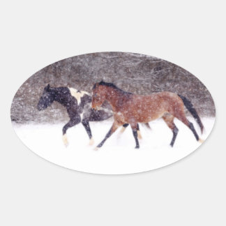 Pegatina Ovalada Caballos de nieve en invierno en granero