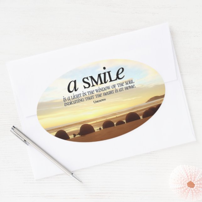 Pegatina Ovalada Cita Inspiradora "Una sonrisa es una luz" (Sobre)