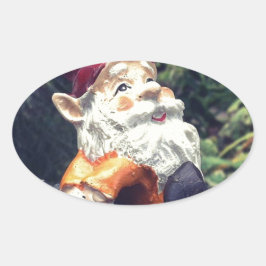 Pegatina Ovalada Colgando con el gnomo en el jardín.