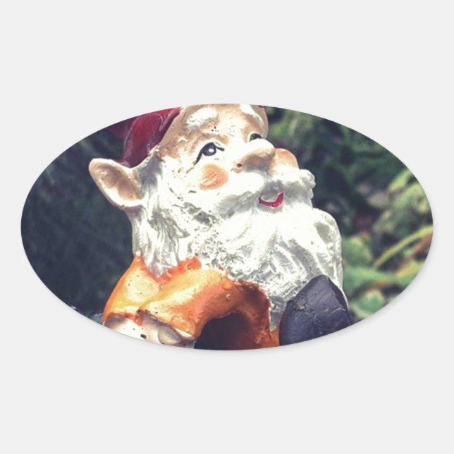 Pegatina Ovalada Colgando con el gnomo en el jardín. (Anverso)