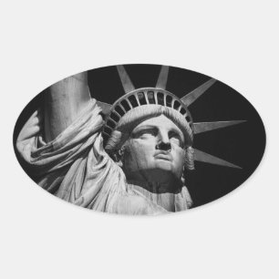 Pegatina Ovalada Estatua blanca negra de la libertad en Nueva York
