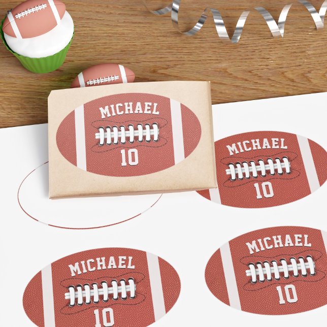 Pegatina Ovalada Fiesta de Fútbol Americano Nombrar niño mayor de e (Fun football shaped oval stickers with space for a name and birthday age. Great for parties!)