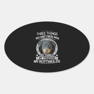 Pegatina Ovalada La camiseta de Rottweiler tres cosas que no puedes