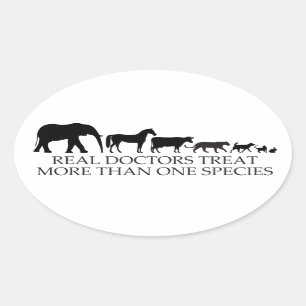 Pegatina Ovalada Los médicos reales (veterinarios) tratan más de