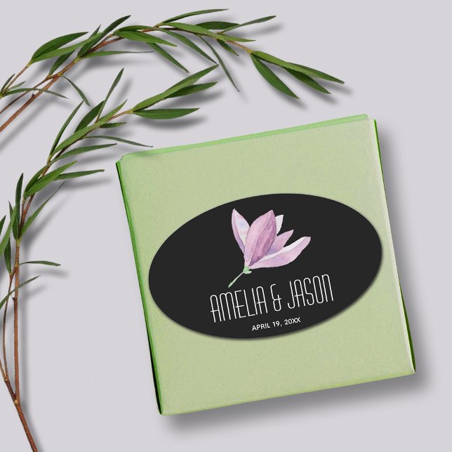 Pegatina Ovalada Magnolia morada floral sobre Boda negro (Magnolia Floral Wedding Favor Black Oval Stickers)