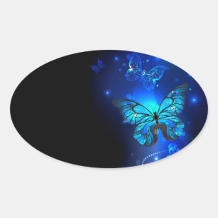 Pegatina Ovalada Mariposa morfo en el fondo oscuro