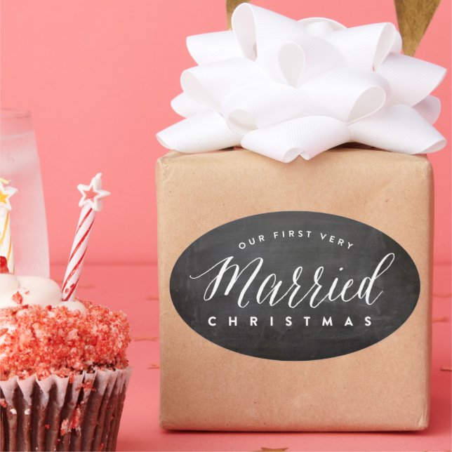 Pegatina Ovalada Nuestros Primeros Navidades Muy Casados Sr. y Sra. (Fiesta)