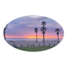 Puesta de sol en la playa púrpura