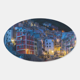Pegatina Ovalada Riomaggiore por la noche Cinque Terre Liguria Ital