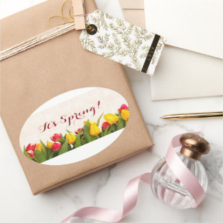 Pegatina Ovalada Son tulipanes pintados en primavera