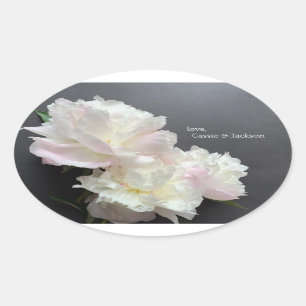 Pegatina Ovalada Tres peonías blancas sobre gris oscuro