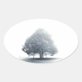 Pegatina Ovalada Un árbol en la niebla