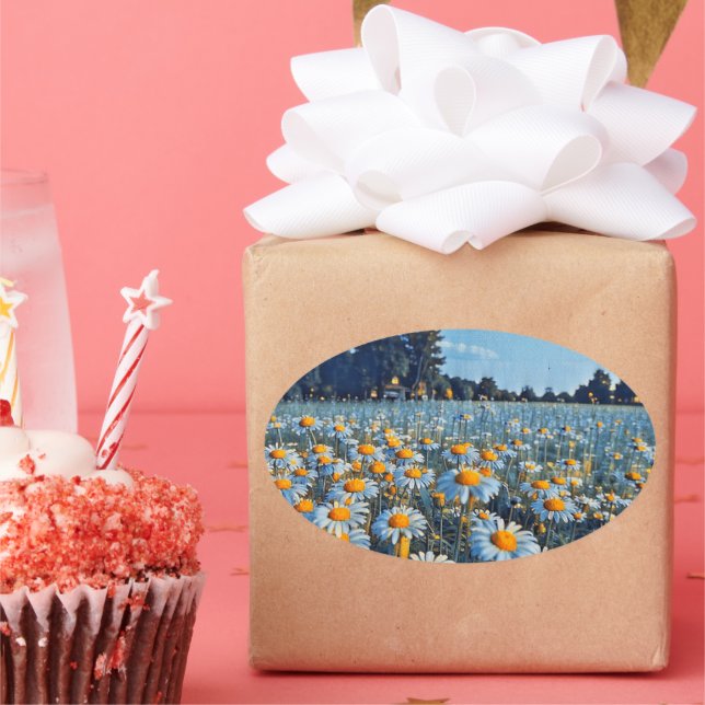 Pegatina Ovalada Un campo lleno de camiles en flor (Fiesta)