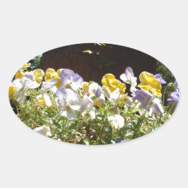 Pegatina Ovalada Violetas en un abrevadero de piedra.