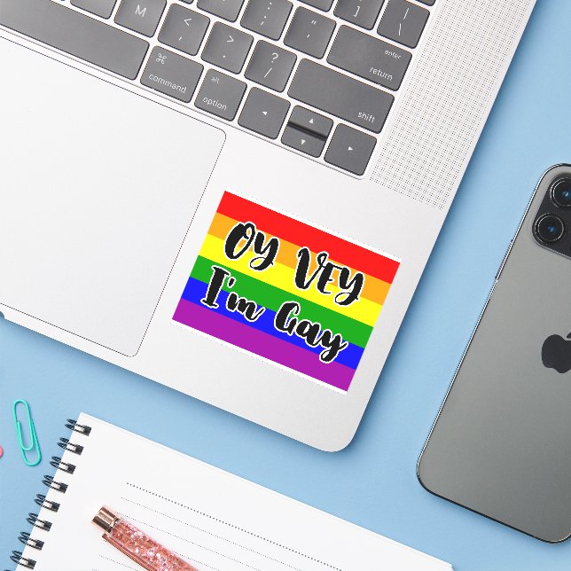 Pegatina Oy Vey, soy una Bandera Arcoiris Gay Divertida (Ordenado portátil con iPhone)