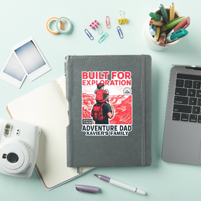 Pegatina Papá Aventurero – CONSTRUIDO PARA LA EXPLORACIÓN (Funda para iPad)