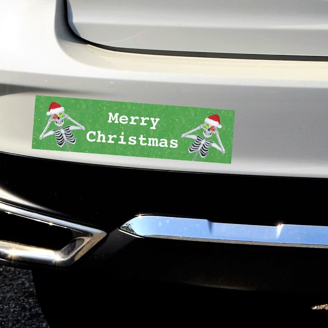 Pegatina Para Coche Feliz Navidad Esqueletos Ornamentos Ojos Verdes (Silly skeletons ornament eyes red Santa hats on green Merry Christmas bumper sticker.)