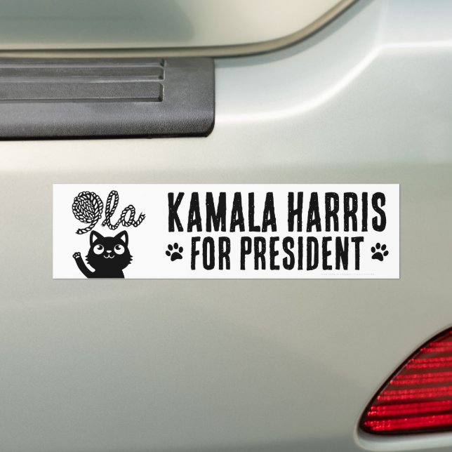 Pegatina Para Coche Kamala Harris presidente 2024 Comma La Cat y Yarn (en coche)