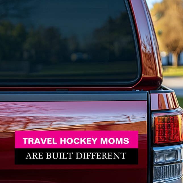 Pegatina Para Coche Las madres de hockey de viajes son diferentes (Travel Hockey Moms are Built Different Bumper Sticker)
