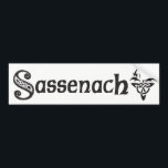 Pegatina Para Coche Sassenach - cardo céltico<br><div class="desc">Sassenach significa hacia fuera el lander,  específicamente persona inglesa,  en gaélico escocés. Adornado con nudos célticos hermosos y un cardo escocés esto será una adición de la diversión a su coche.</div>