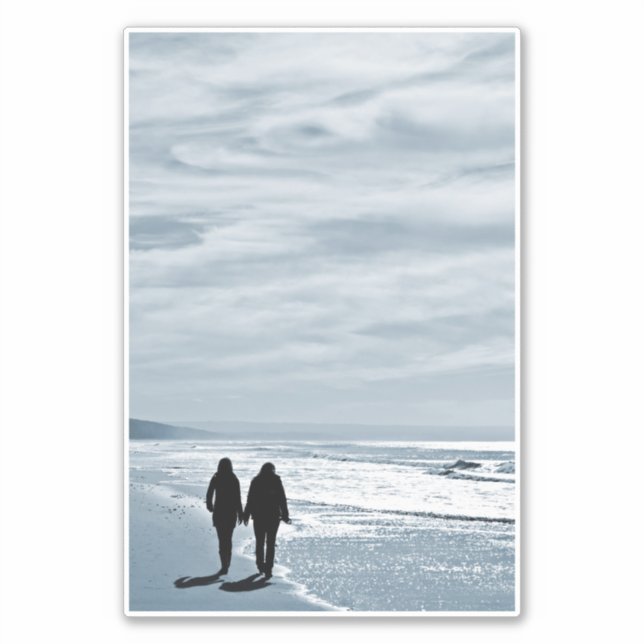 Pegatina Pareja lesbiana camina codo a codo en una playa de (Anverso)