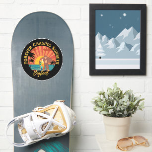 Pegatina Persiguiendo por siempre a Sunsets Bigfoot Surfing