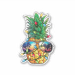 Pegatina Pineapple Christmas Tree Lights Xmas Men Gira el S<br><div class="desc">Divertido árbol de Navidad de piña ilumina regalos de ropa. Este diseño gráfico tropical hawaiano que muestra gafas de sol hace un traje perfecto de fiesta de disfraces de pijamas o pijamas para los amantes de la comida. Navidades de Guay vestidos en julio para usar en las playas estatales de...</div>