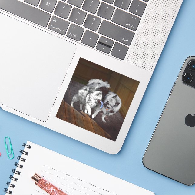 Pegatina Pintado Keeshond Playtime - Arte Perro Original. (Ordenado portátil con iPhone)