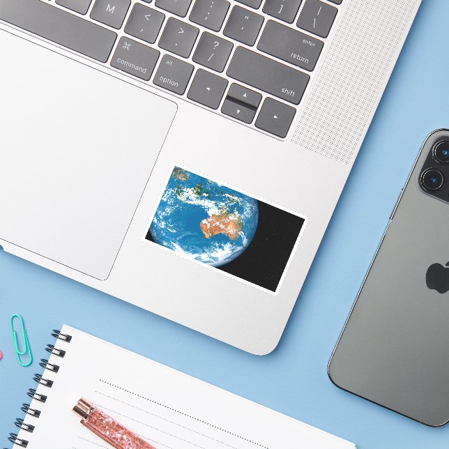 Pegatina Planeta Tierra Mostrando Nubes Sobre Australia. (Ordenado portátil con iPhone)