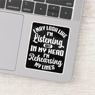 Pegatina Puede que parezca que estoy escuchando, pero en mi