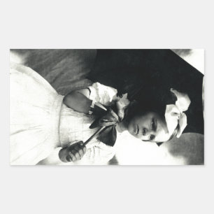 Pegatina Rectangular 1905 Una Niña Enorme