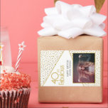 Pegatina Rectangular 40 y Fabulous Gold Purpurina Photo 40th Birthday<br><div class="desc">40 y los fabulosos Pegatinas de la foto del Purpurina de oro 40. ¡Es la adición perfecta a cualquier regalo! Cuenta con una foto personalizado, una tipografía de moda y falsos puntos purpurinas de oro. La foto puede ser personalizada para hacer el regalo aún más especial. La tipografía es moderna...</div>