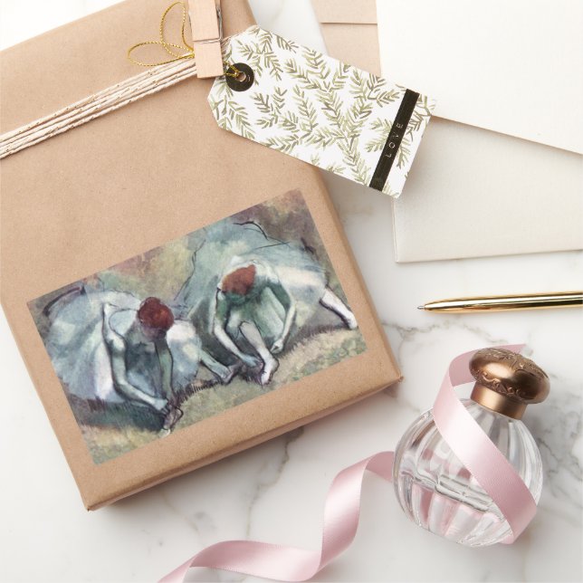 Pegatina Rectangular Bailarinas atándose los zapatos por Edgar Degas (Regalar)