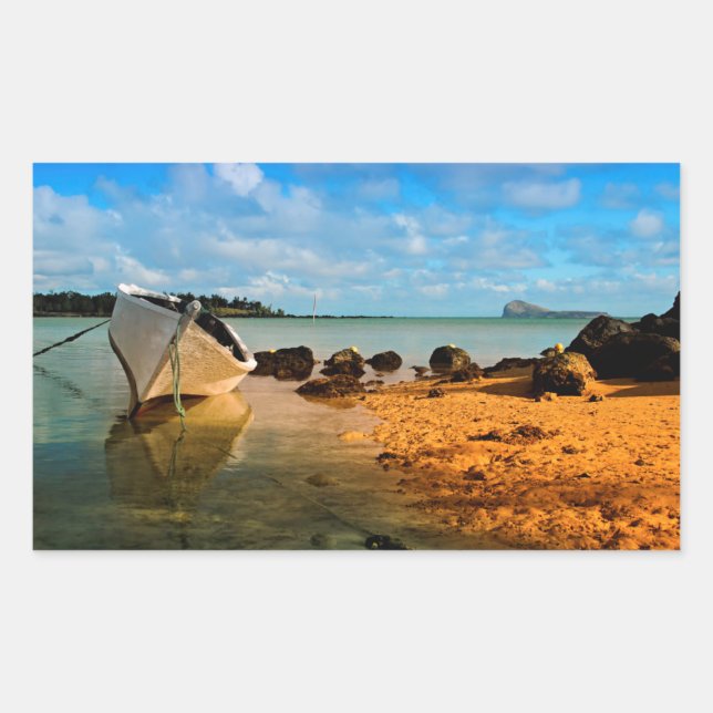 Pegatina Rectangular Barco pesquero en la playa mauricana con islote (Anverso)