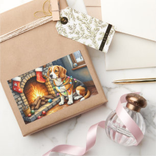Pegatina Rectangular Beagle sentado junto a la chimenea con luces de Na