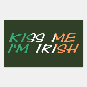 Pegatina Rectangular Bésame soy irlandés sobre la bandera irlandesa