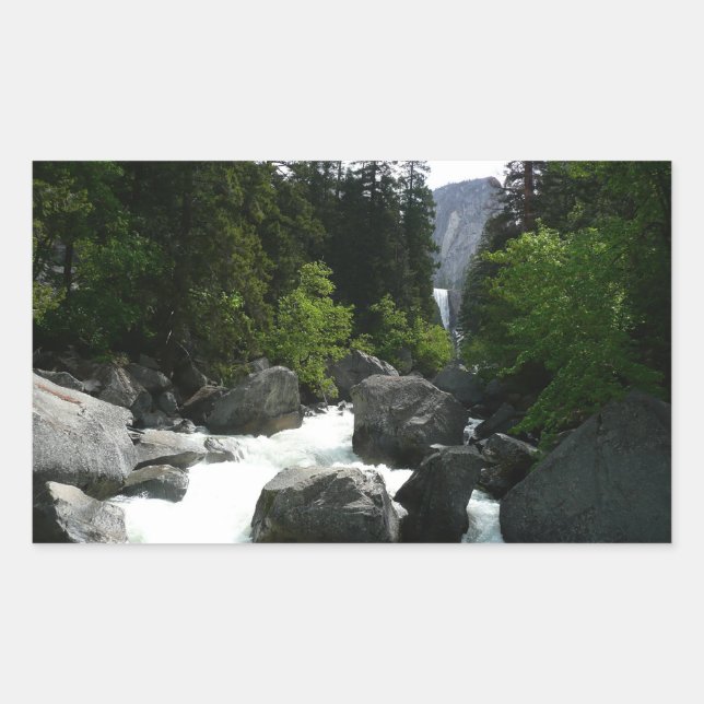 Pegatina Rectangular Cascada Vernal en la distancia en Yosemite (Anverso)